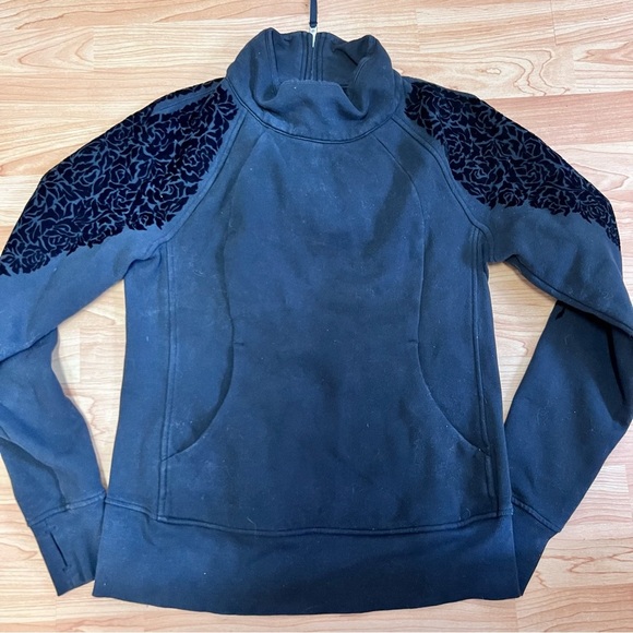 Lululemon black velvet floral pullover size 6 - Picture 1 of 3